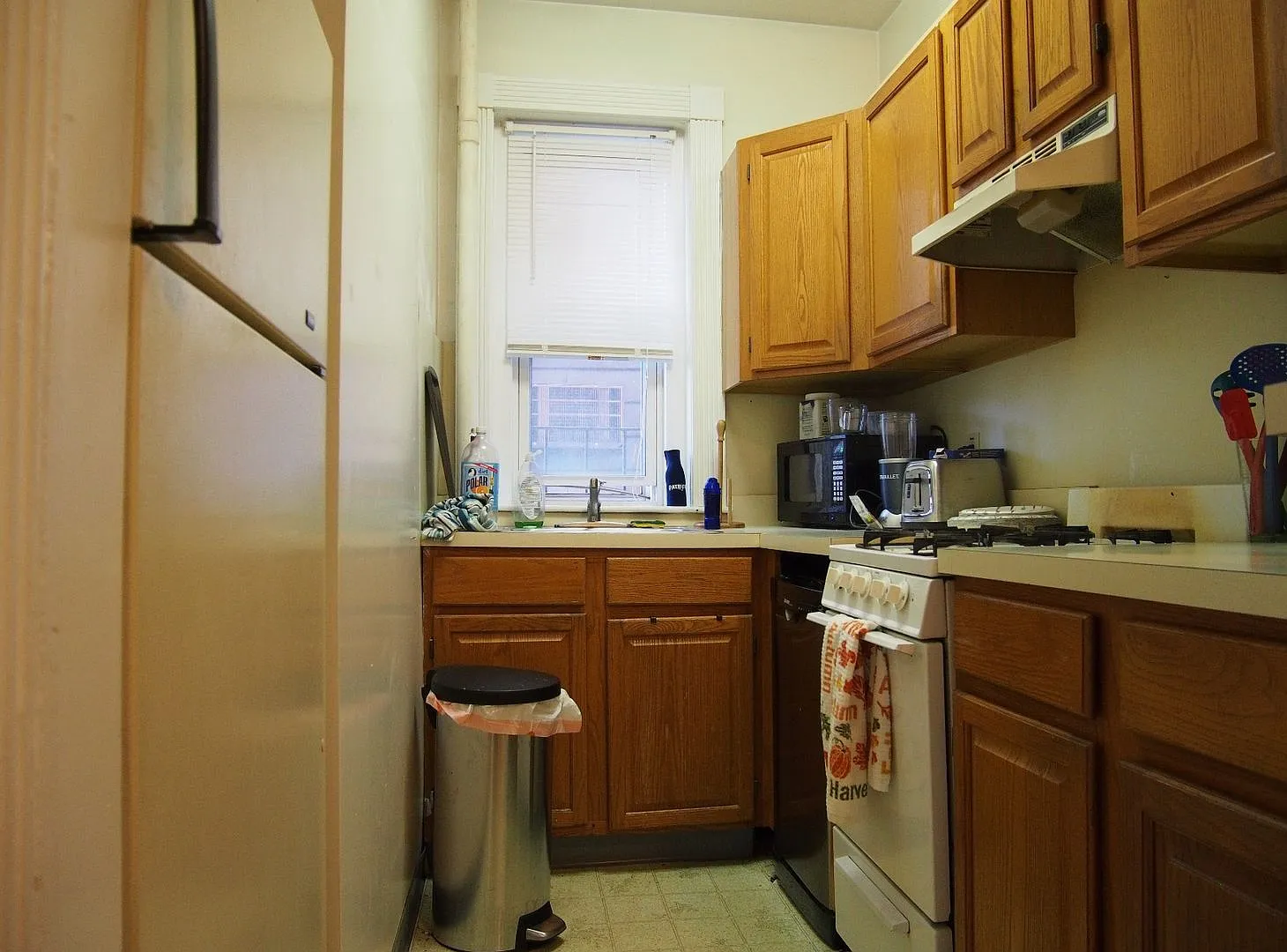 No Brokers Fee, Heat, Hot Water Included, Steps from the T stop, Laundry, Eat-in Kitchen — Photo 2