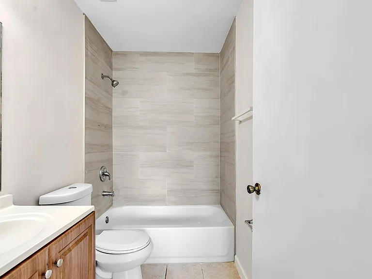 1020 Lake Victoria Dr #B — Photo 25