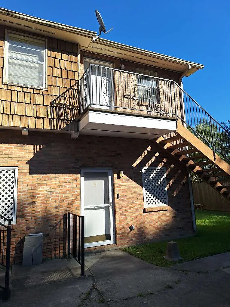 Upstairs unit - 2116 Fairchild St #D