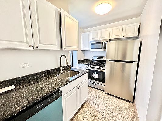 5th image of 483 Ocean Pkwy APT 3D
