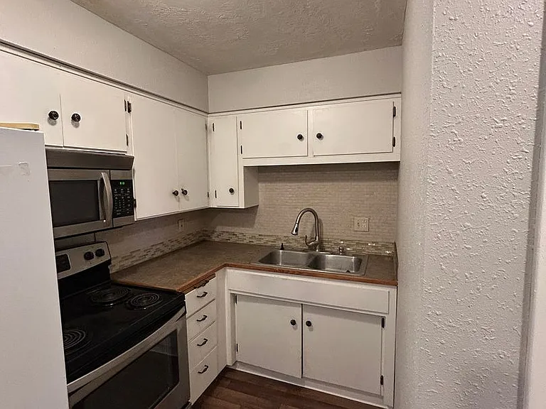 123 NW High St — Photo 14