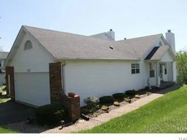 11954 Autumn Lakes Dr, Maryland Heights, MO 63043
