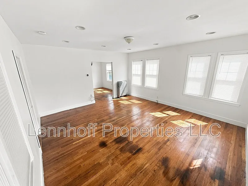2 bed, 1.0 bath, $3,000 — Photo 2
