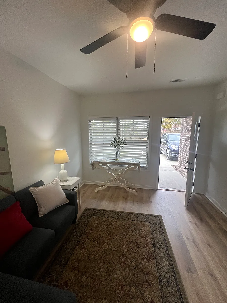Building Photo - 842 Ridgewood Dr #1