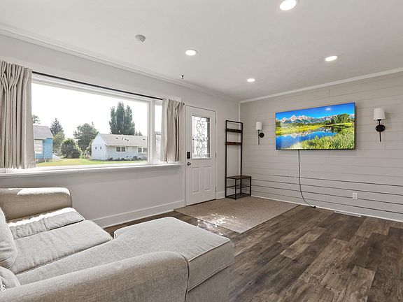 4th image of 903 13th Ave W