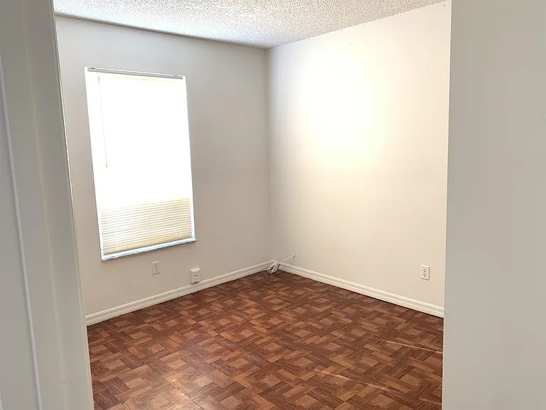 848 SW 10th St — Photo 10