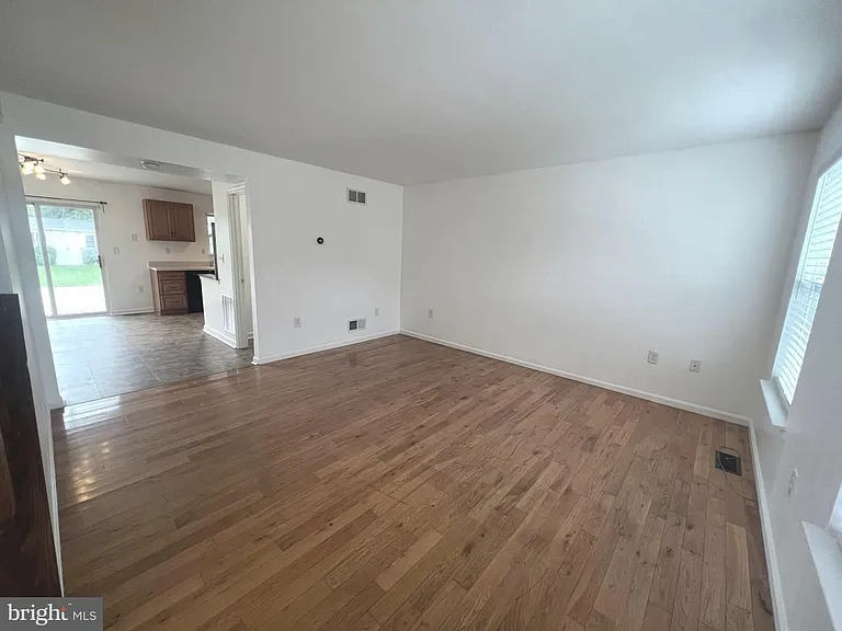 513 Willow Ave — Photo 4