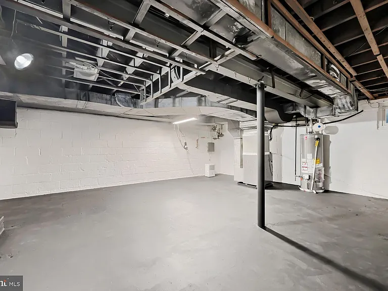 114 E Seminary Ave — Photo 18