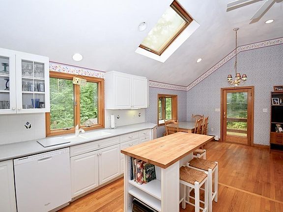 4th image of 834 Temple St