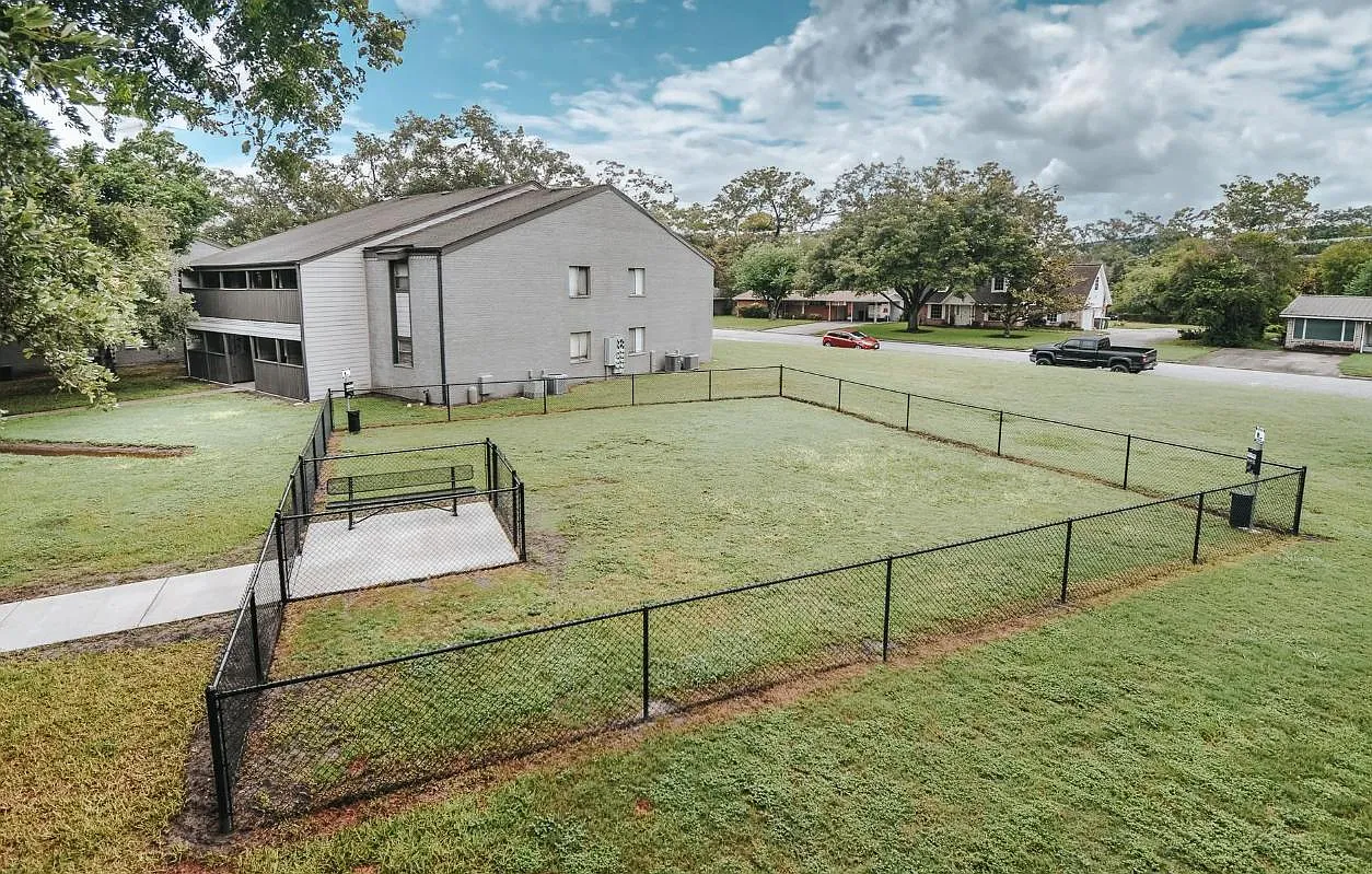 Parkwood Apartments — Photo 3