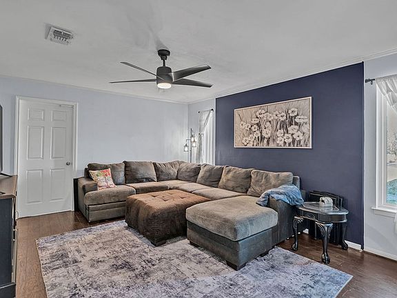 3rd image of 1108 Derrick Rd