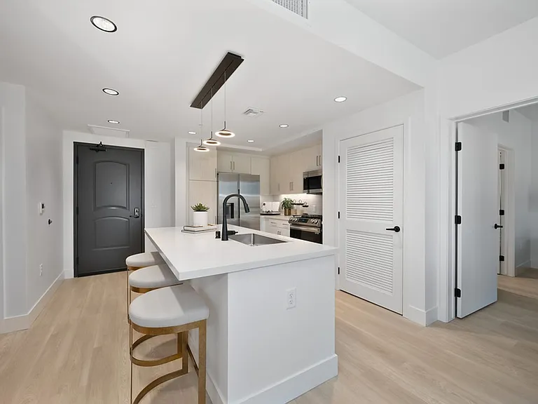 Begonia Place Luxury Apartments — Photo 43