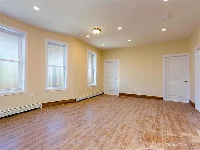 1701 White Plains Rd photo 1