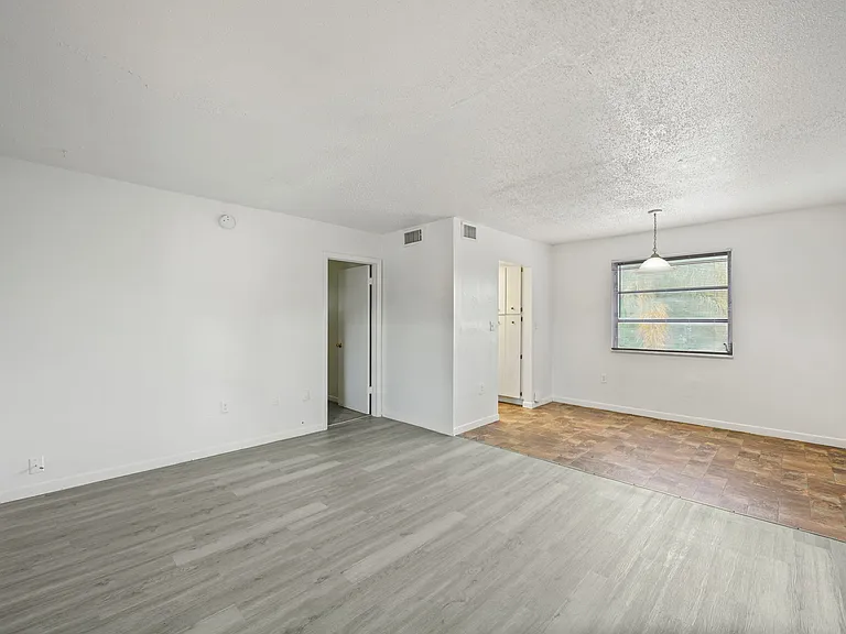 Lennox Court Apartments — Photo 18