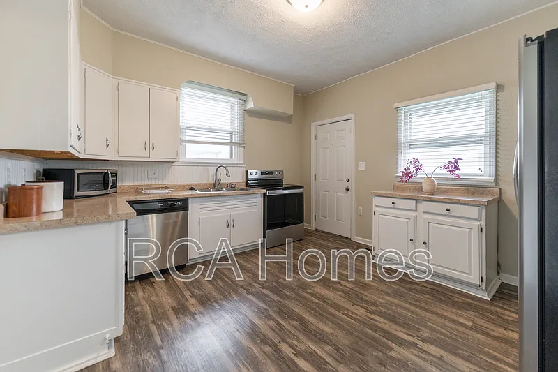 3 bed, 1.0 bath, 1200 sqft, $1,975 — Photo 3