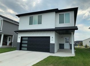 1121 Albert Ct W, West Fargo, ND