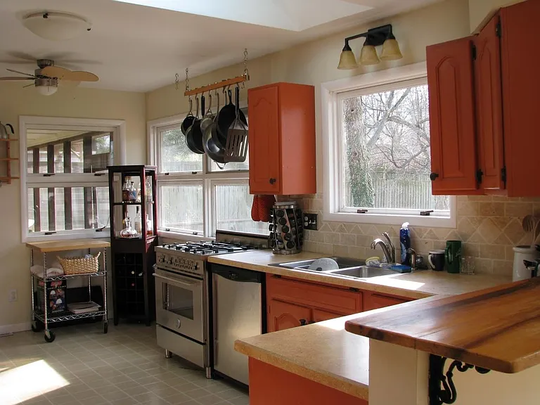 1206 S Longwood Dr — Photo 2