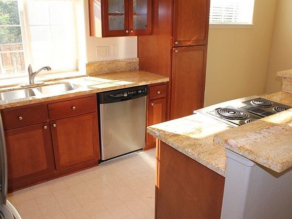 5th image of 779 NE Retford Ave