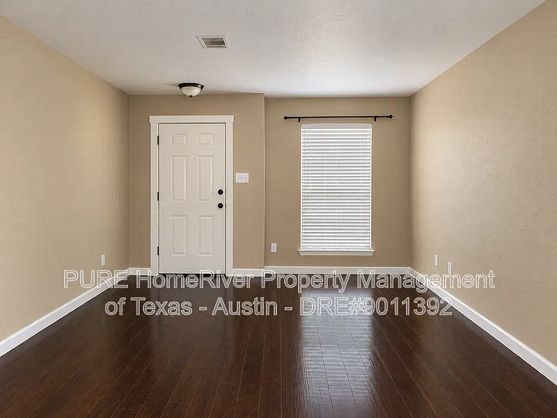 3 bed, 2.5 bath, 2124 sqft, $2,100 — Photo 2