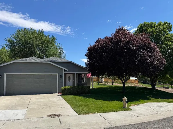 704 N 4th St, Selah, WA 98942
