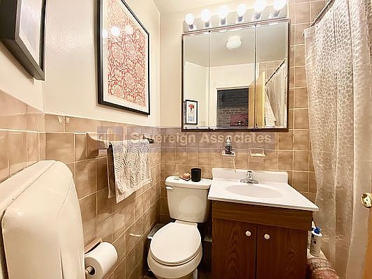 4th image of 213 W 71st St APT 4B