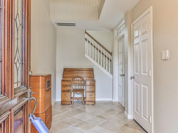 3rd image of 706 E Heights Hollow Ln