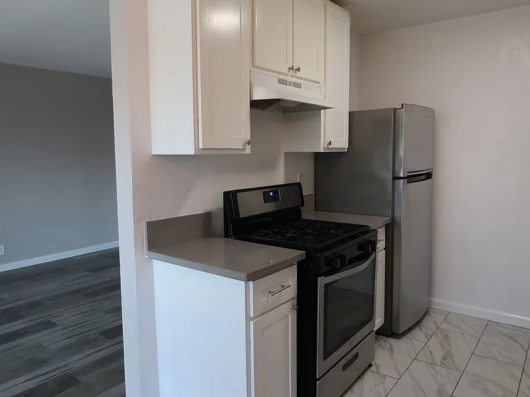 706 W 82nd St — Photo 10