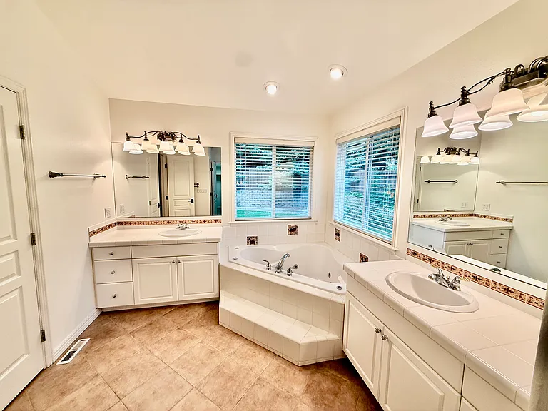 1774 N Sevenoaks Way — Photo 11
