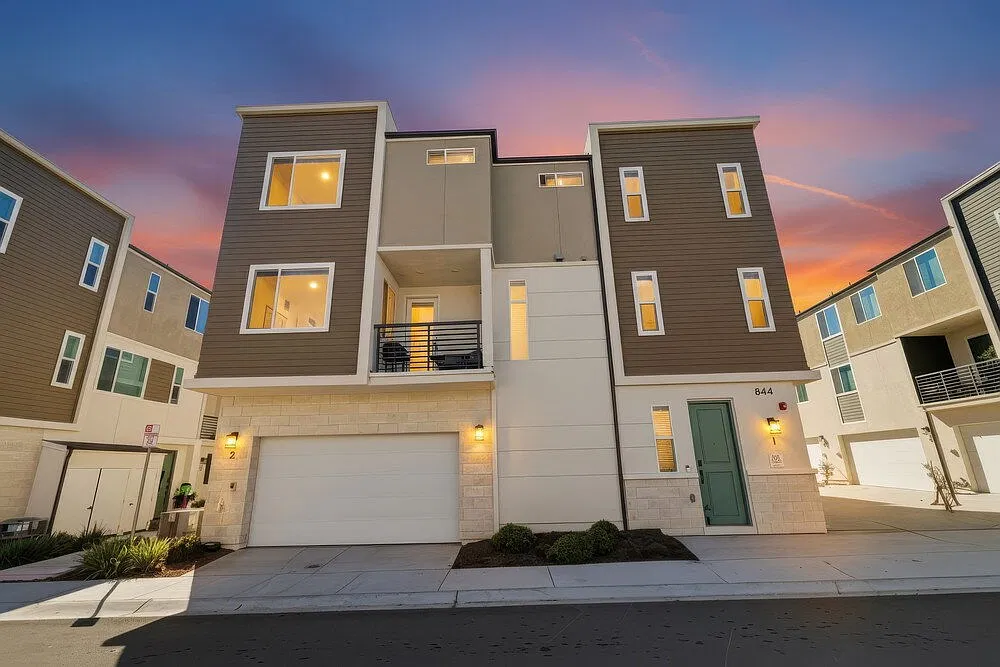 2 bed, 2.5 bath, 1141 sqft, $3,700 — Photo 1