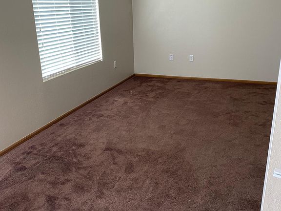 Living area (14_ x 14.6_)