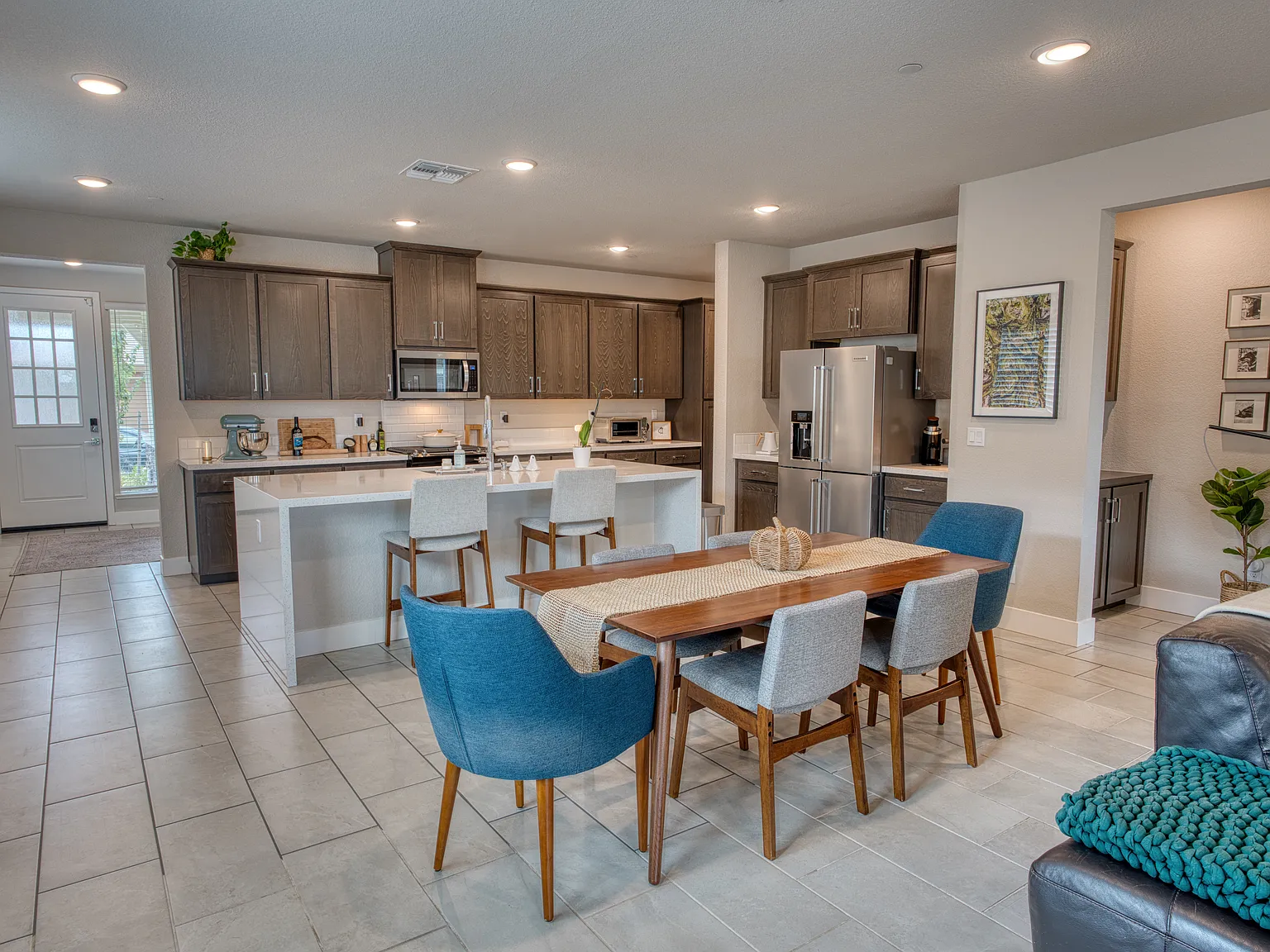 4 bed, 2.5 bath, 2353 sqft, $3,499 — Photo 4