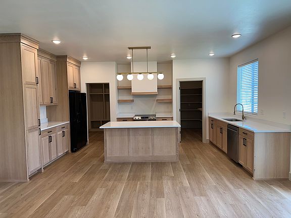 3rd image of 733 Rustic Rd