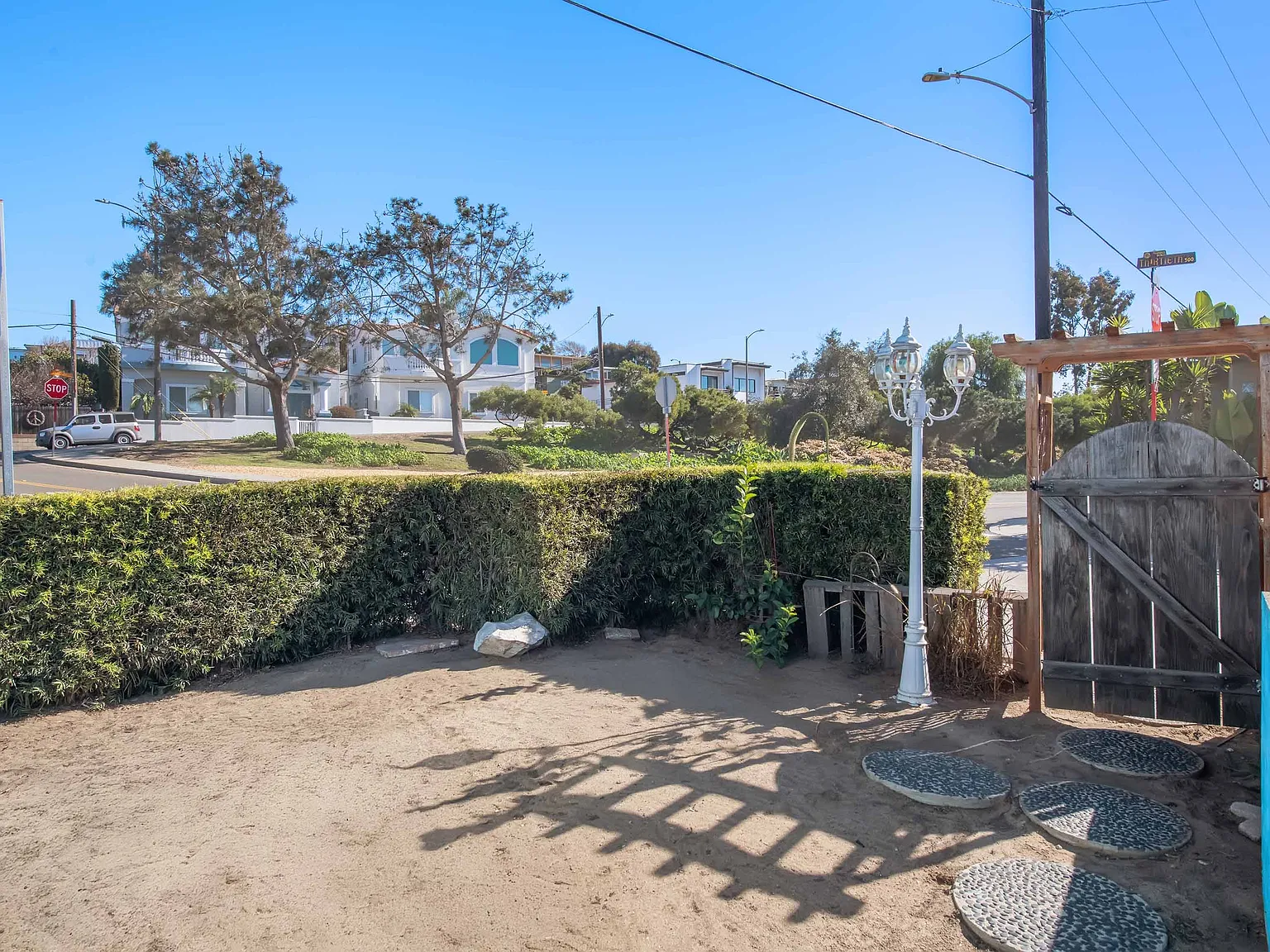 2 bed, 1.5 bath, 1114 sqft, $6,250 — Photo 2
