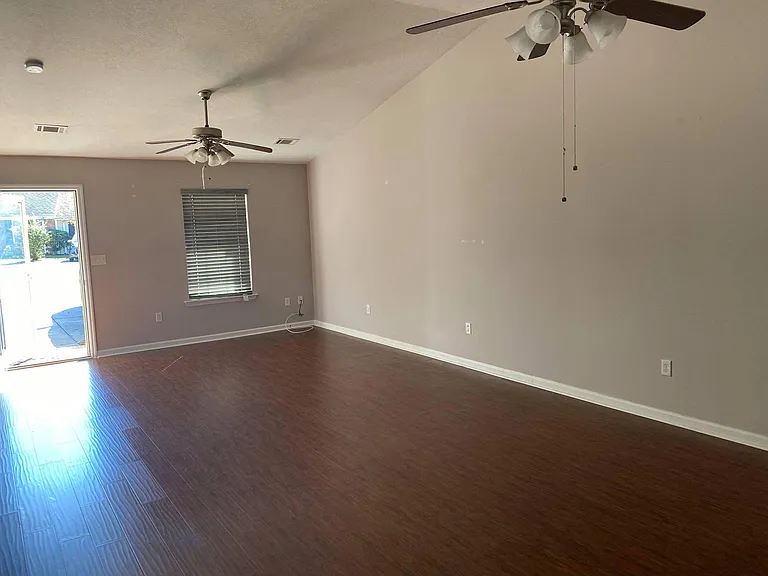 514 Goodale Ct — Photo 5
