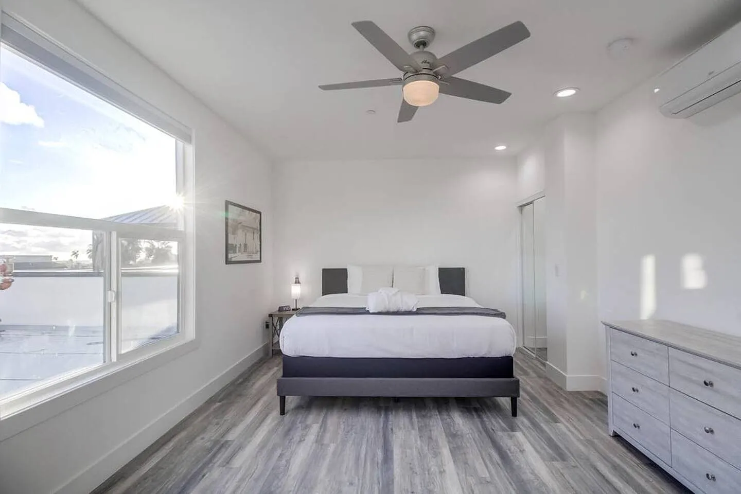 2 bed, 2.5 bath, 1400 sqft, $5,000 — Photo 4