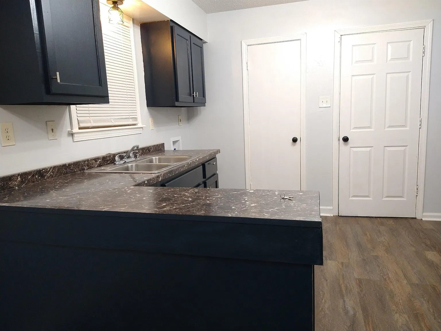 3 bed, 1.0 bath, 993 sqft, $1,100 — Photo 3