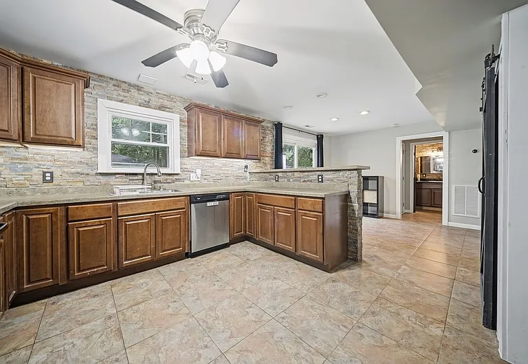 625 S Military Hwy — Photo 11