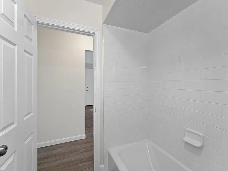 1398 Lonsdale Ave — Photo 9