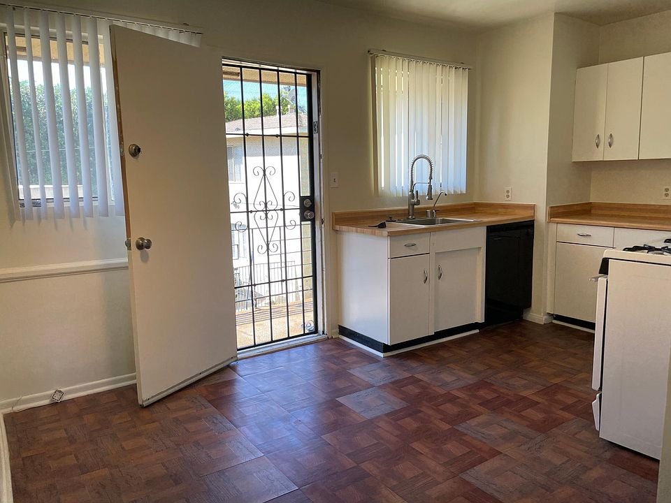 1st image of 12054 Moorpark St #4