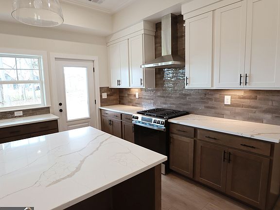 3rd image of 871 Daniel Rd