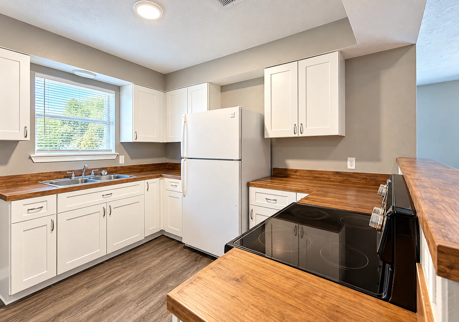 50% Off 1st Months Rent!! Renovated 2 Bedroom 2nd Floor Apartment In The Heart Of Conroe Tx — Photo 1