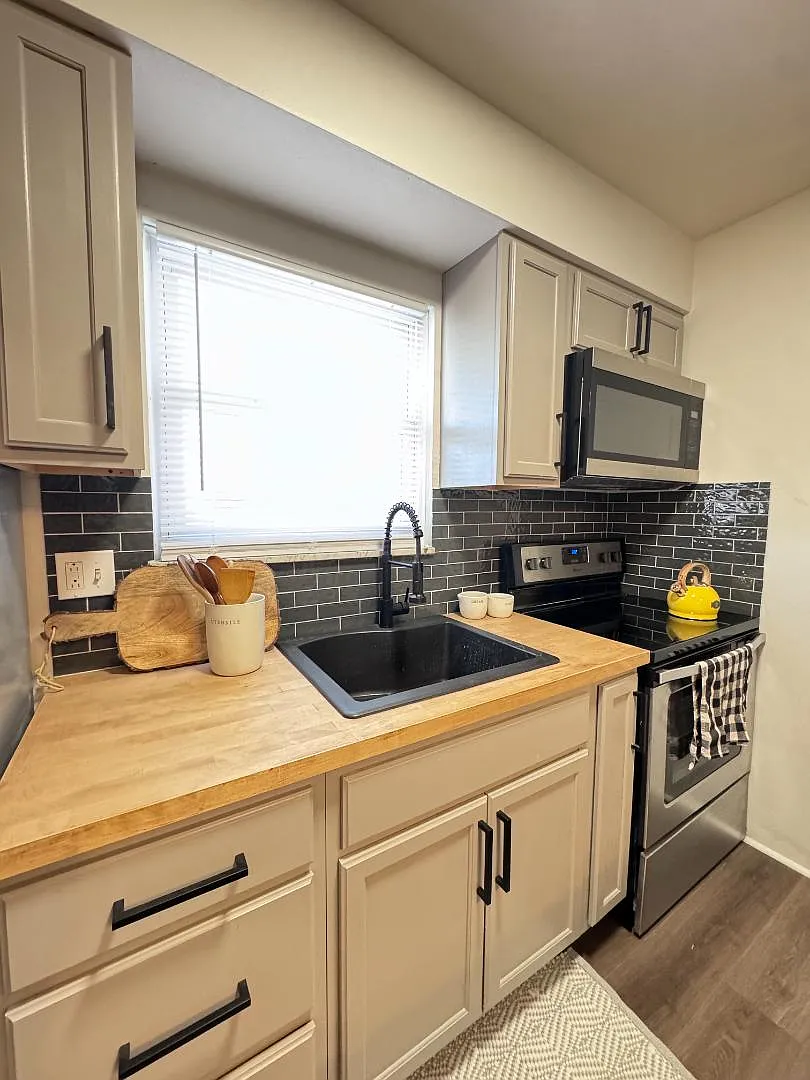 198 Camelot dr - 8 — Photo 4