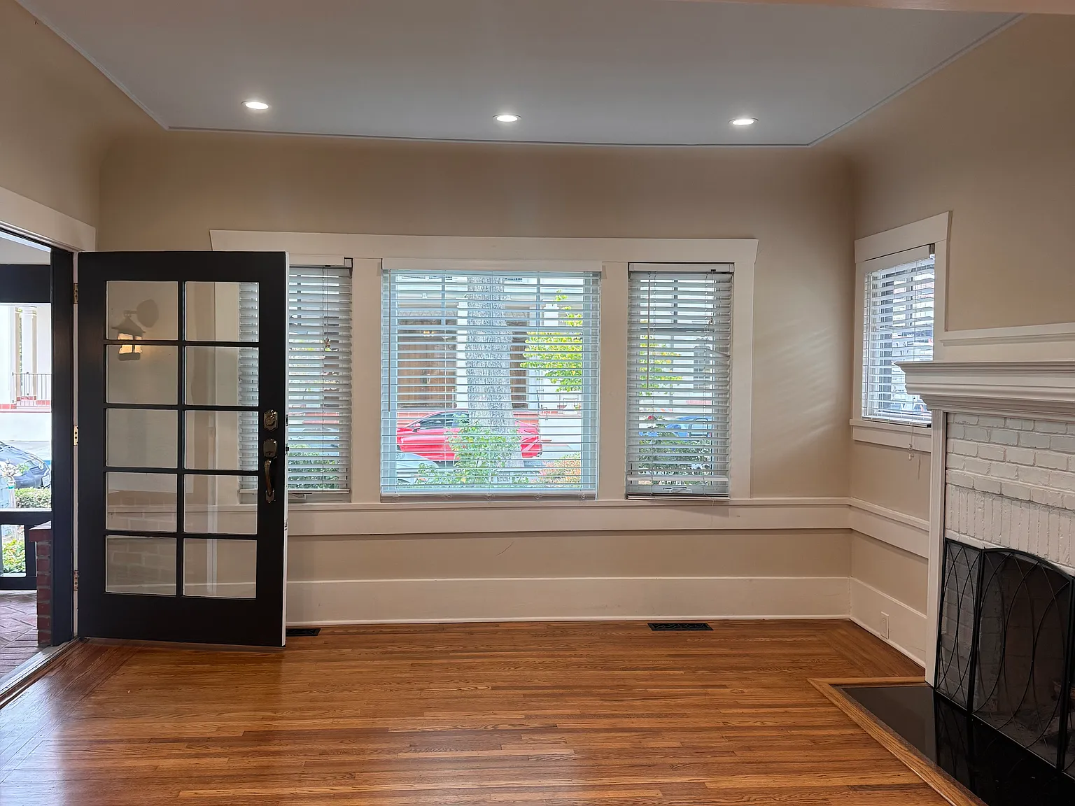 4 bed, 1900 sqft, $7,800 — Photo 2
