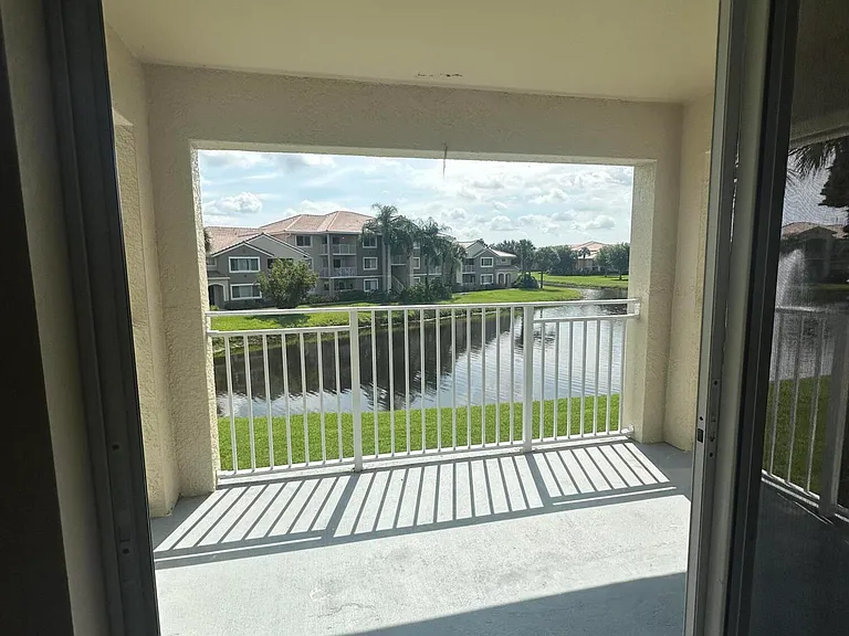 141 SW Palm Dr #202 — Photo 33