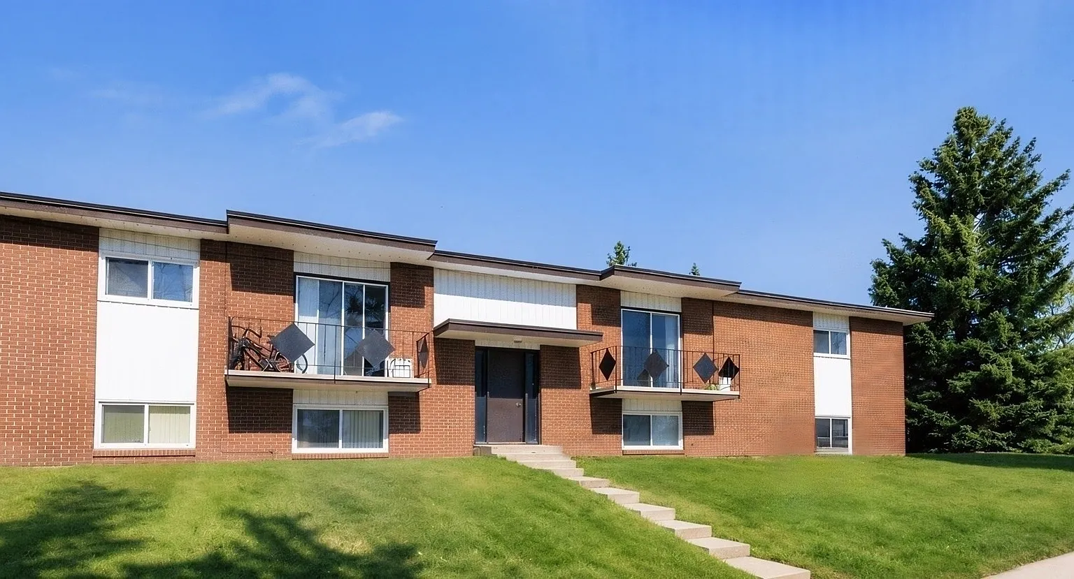Newly Renovated! | 1 Bed/1 Bath Lower Unit Across From Golf Course In A Quiet Building! — Photo 1