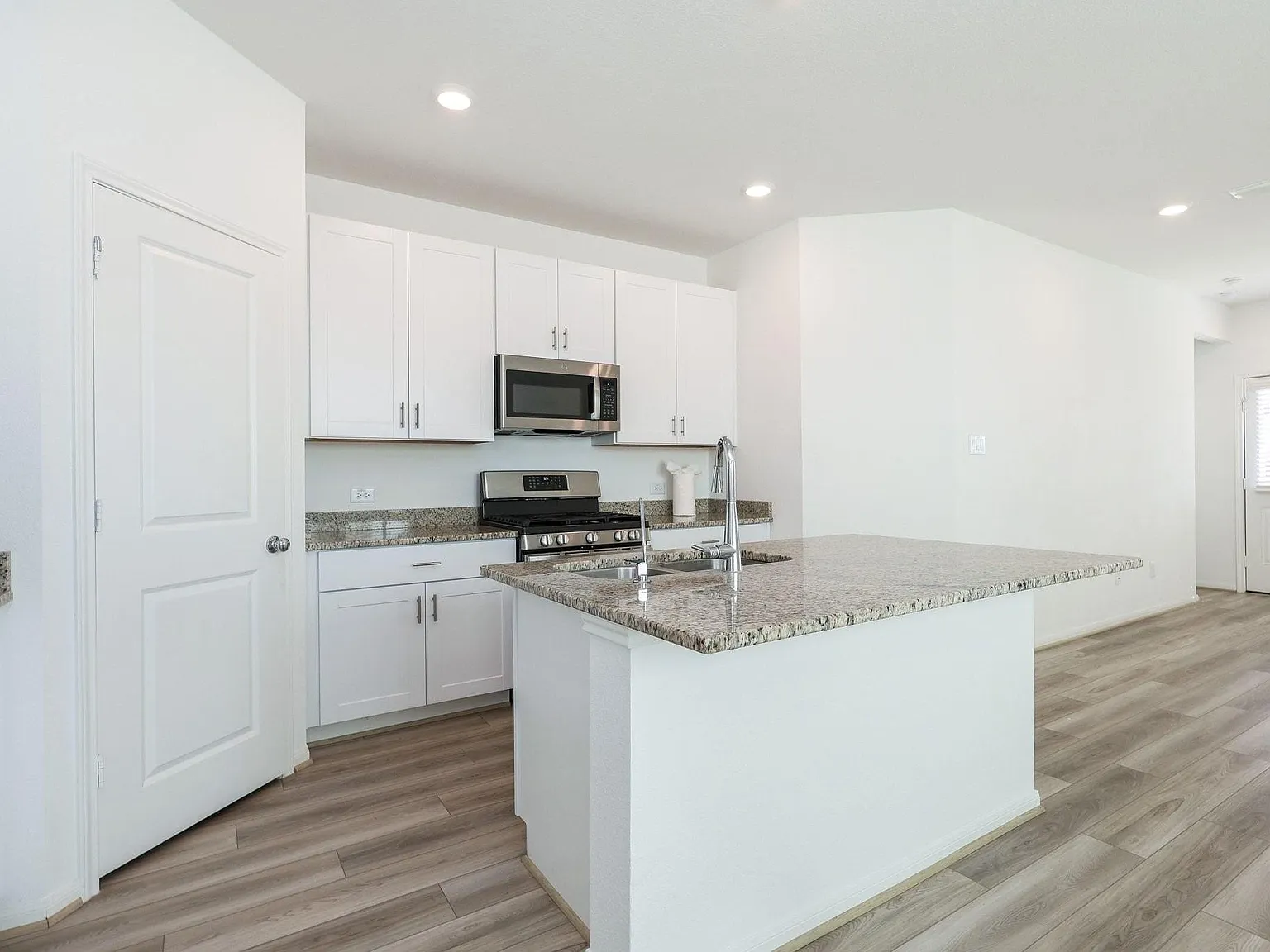 4 bed, 2.5 bath, 2064 sqft, $2,400 — Photo 4