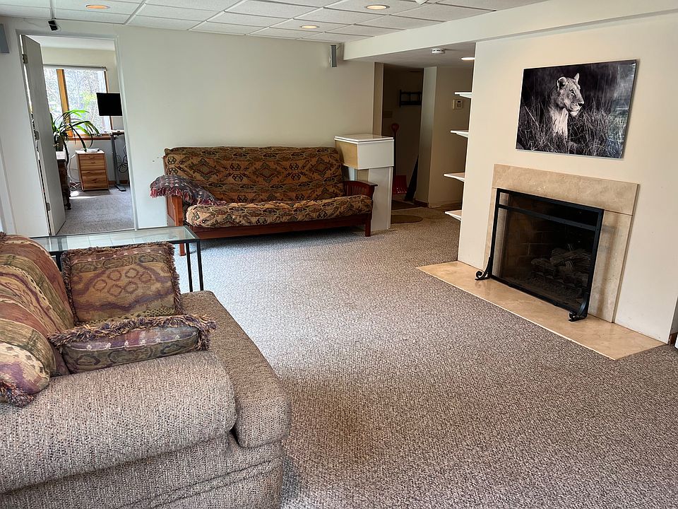 Living room (gas fireplace is not currently working)