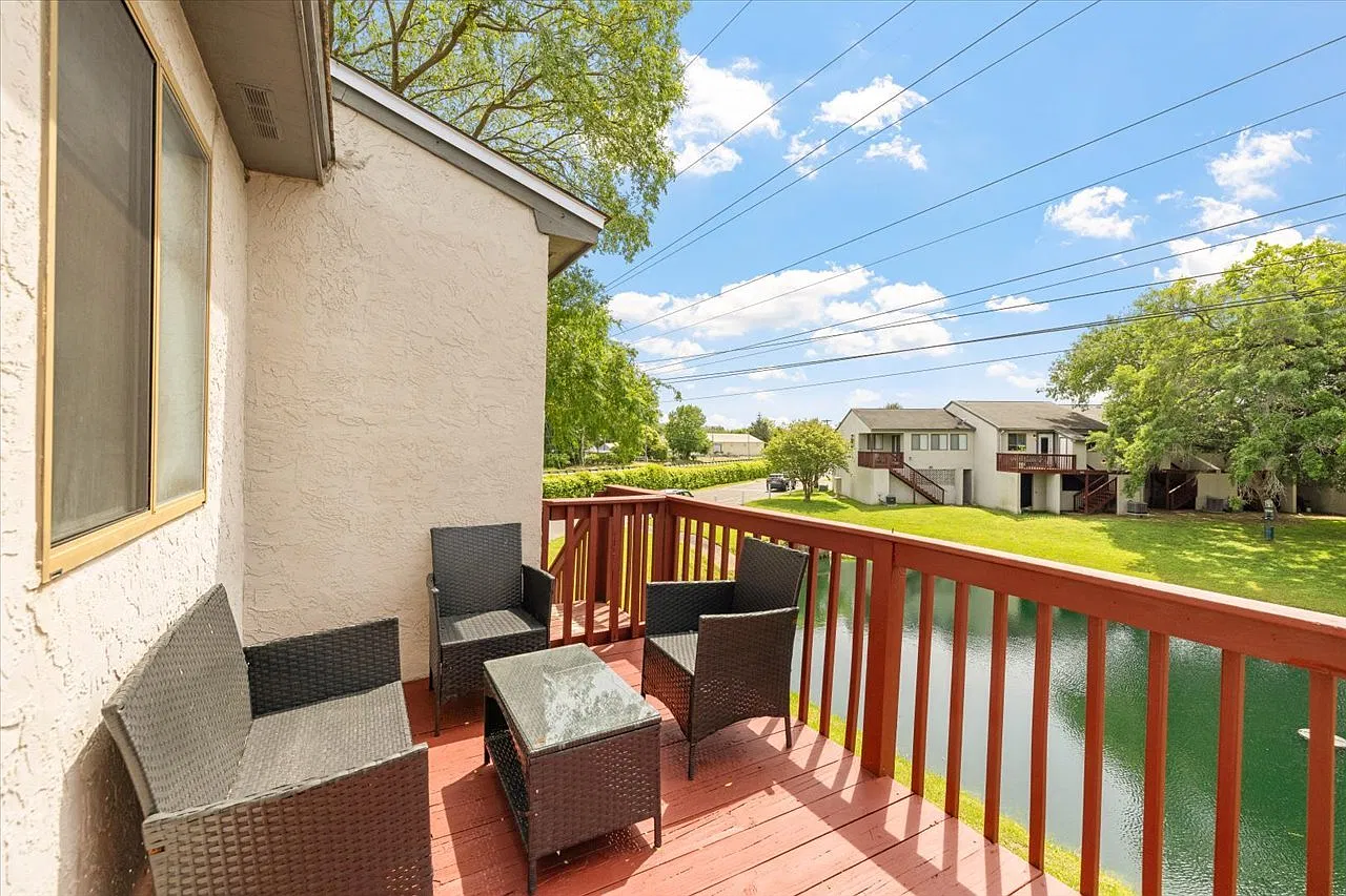 3 bed, 3.5 bath, 1083 sqft, $2,300 — Photo 1