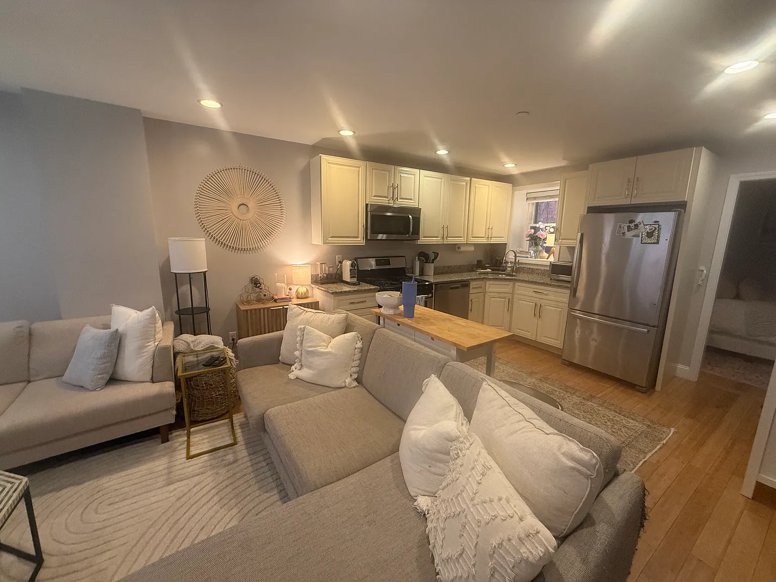 3 bed, 800 sqft, $3,900 — Photo 1