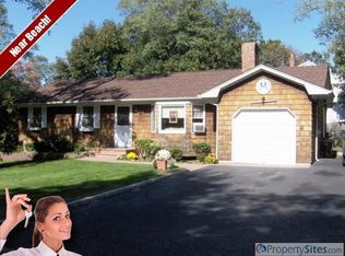 35 Hickory Rd, Rocky Point, NY 11778